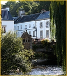 Sous le pont de Pont-aven coule l'Aven.